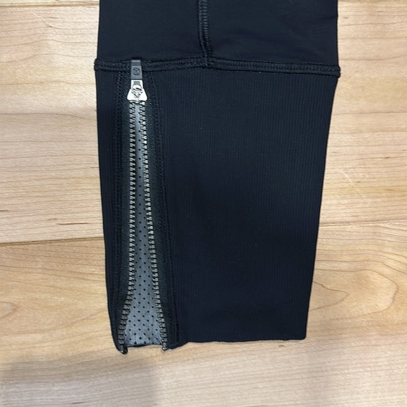 Lululemon running tights with leg reflectors size 4. - Picture 3 of 5